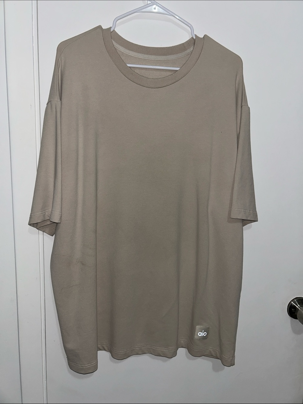ALO Yoga Men’s Short Sleeve Tee in Taupe
